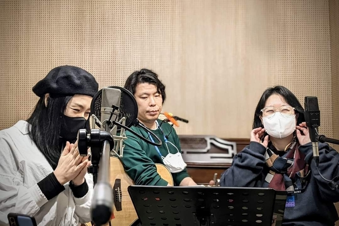 음악상담소에는 상담이 없다. 음악을 들으며 자유롭고 편안하게 웃음꽃을 피우다보면 고민거리가 없어진다. (출처: 권동희 작가)