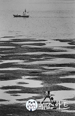 뚝섬 ,서울 , 1974 / 70cm x 100cm / 장정 디아섹