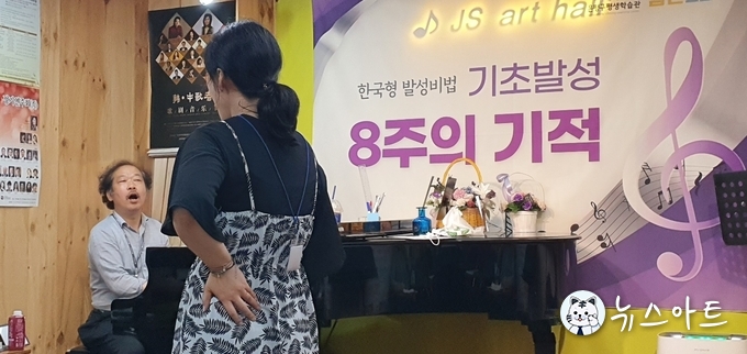 마포의 JS오페라단 사무실에서 성악 발성 레슨 중인 이재성 단장. 성대의 구조와 근육이 움직이는 원리까지 알려주는 그의 레슨은 구수한 입담과 어우러져 재미와 수준을 다 충족한다. "호흡으로 하세요!" 외침에 수강생의 톤과 피치가 단박에 달라진다.