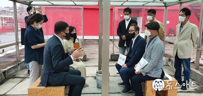 옥상에서 이야기 중인 예술정책실장과 항의방문단. 2012년 연구결과를 한낱 과거로 치부하면 대화 진전이 어려워보인다.