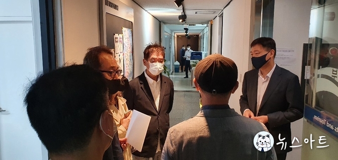 문체부 사무실 앞 복도. 항의 방문단이 윤성천 문화예술정책실장과 이야기하고 있다. 