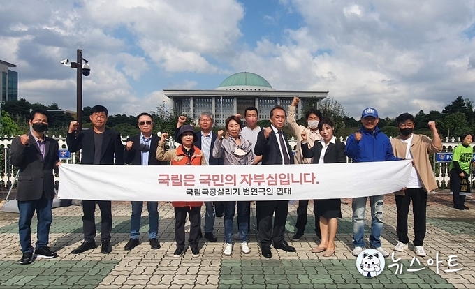 기자회견을 마칠 즈음 햇살이 밝게 비추었다. 