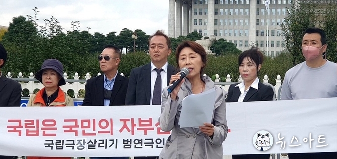 김용선 배우가 국립극단 출신 연극인 성명서를 낭독하고 있다.
