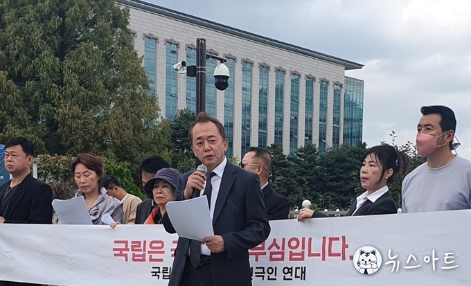 손정우 위원장이 국립극장바로세우기 범연극인 연대의 요구사항을 밝히고 있다.