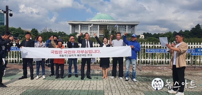 오른쪽부터 순서대로, 진행을 맡은 김경익 한국연극협회 사무총장, 신택기 한국연극협회 이사, 노석채 배우(전 국립극단 단원), 장은수 한국연극 편집주간, 손정우 한국연극협회 이사장, 현천행 서울무대 대표, 강선숙 (사)한국여성연극협회 이사장, 송수영 (사)한국연극배우협회 부이사장, 김용선 배우(전 국립극단 단원), 김도형 서울연극협회 부회장