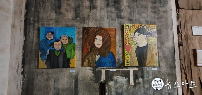 인물을 포착하는 정은혜 작가의 독특한 시선이 재미있다. 누구를 그린 걸까? 맞춰보자. 