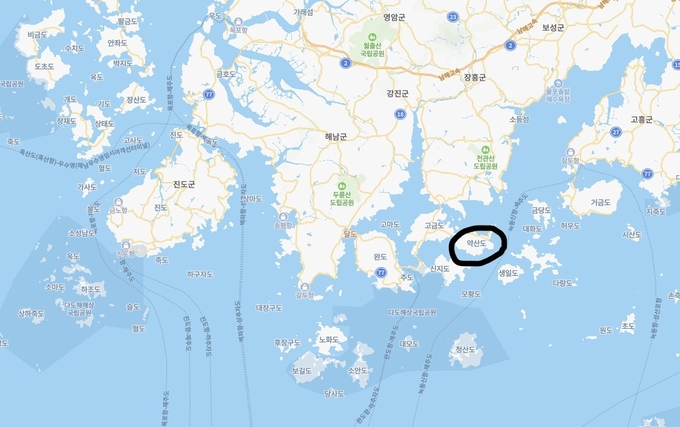 전라남도 남쪽의 완도에서 연륙교로 신지도, 고금도를 거쳐 약산도로 들어갈 수 있다. 약산도에서 연륙교를 통해 강진으로 나갈 수도 있다. 신지도까지는 관광지로 꽤 개발이 되었지만, 약산도는 옛 모습을 상대적으로 많이 간직하고 있다.
