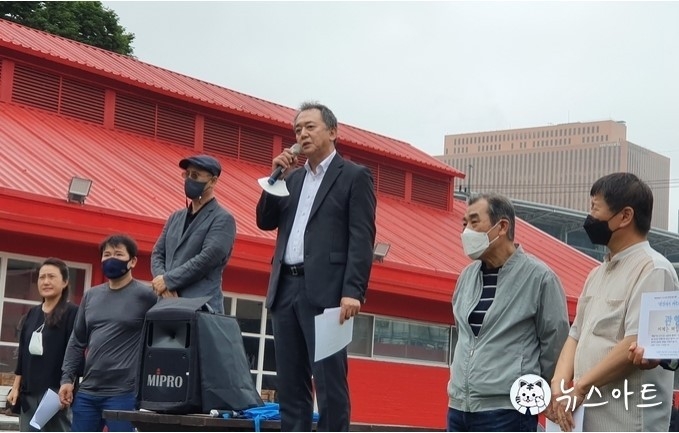 '국립극단살리기 범연극인 연대'로의 전환을 선언하는 한국연극협회 손정우 회장 .