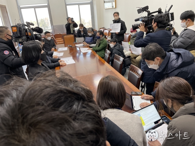 국회본에서 사무총장 면담 요구 중인 굿바이전 작가들