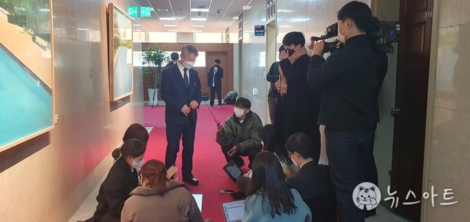전시회를 공동주관한 무소속 민형배 의원이 이 문제와 관련해 기자들과 문답하고 있다.
