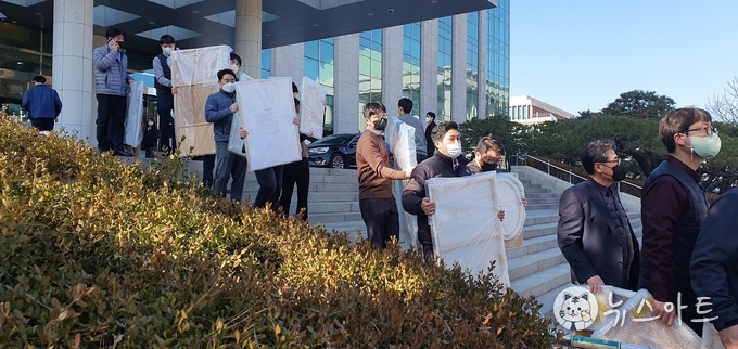사무처 직원도 총동원 돼 작품을 옮기는 중이다.