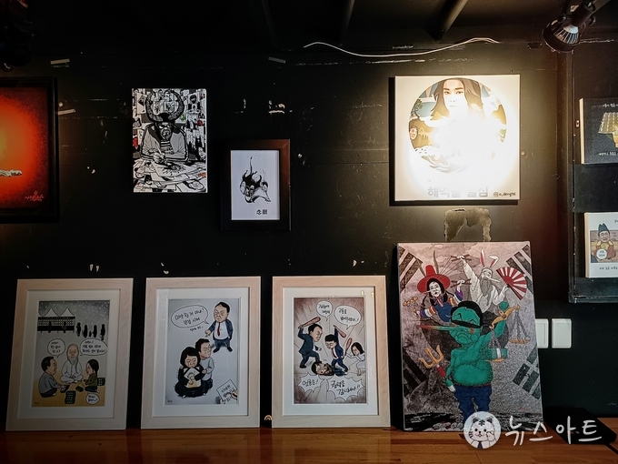 사진 권동희 작가 제공. 조명이 반사되어 잘 보이지 않는 작품은 <해먹을결심>이라는 작품이다.