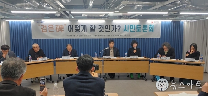 왼쪽부터 이기봉 5·18기념재단 사무처장, 허달용 작가, 홍성칠 도청복원대책위 집행위원장, 이기훈 호남재단 상임이사, 주홍 작가, 하성흡 작가, 조경옥 작가. 사진제공 검은비존치모임.
