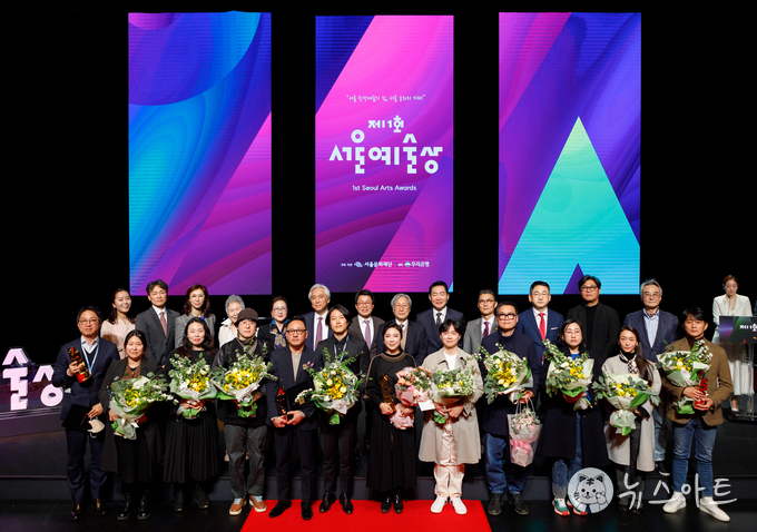 <제1회 서울예술상> 수상자 10명 및 관계자와 서울문화재단 이창기 대표이사의 단체사진. 사진 서울문화재단 제공.