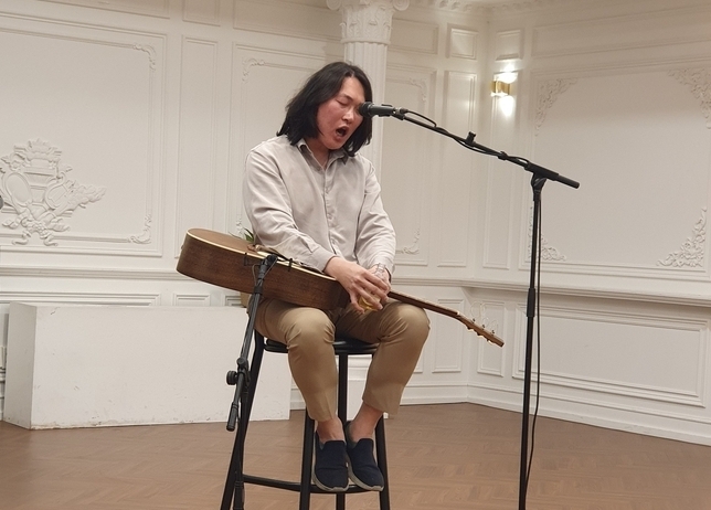 다양한 표정은 물론 온 몸을 던져 노래하는 단편선.. 사당패의 놀이마당을 보는 듯한 위트와 신기에 찬 노래 하나가 곧 단편소설이다. 요즘에는 프로듀서로 활동 중인데, 이날은 씨앗페를 위해 직접 무대에 서 올드팬들이 환호했다.