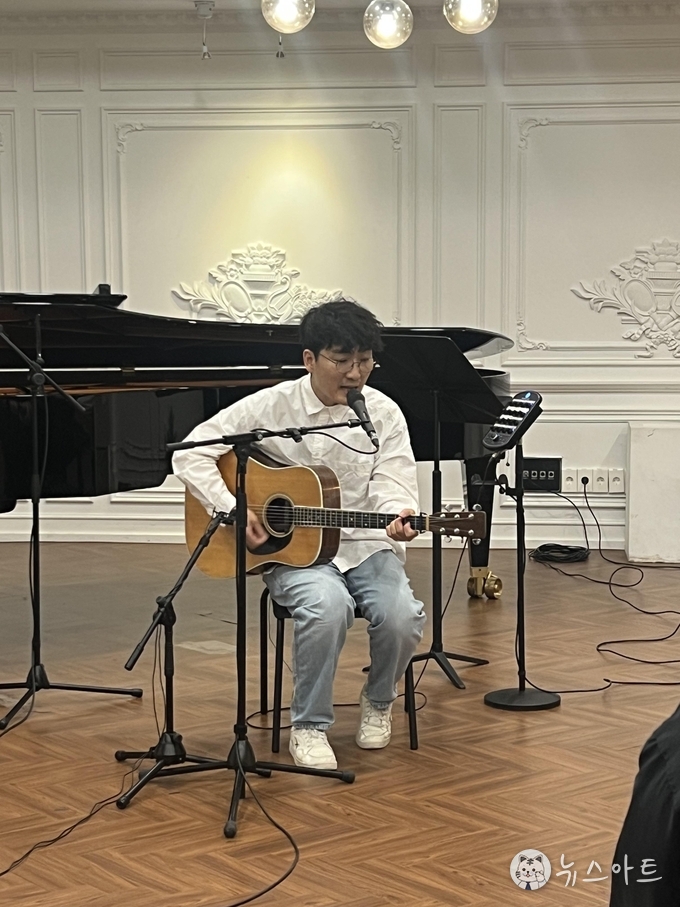 초등학교 선생님이자 인디씬의 중요 뮤지션인 권나무. 평화롭고 광활한 자연 앞에 서면 문득 눈물이 나는, 그런 음악을 선보였다. 
