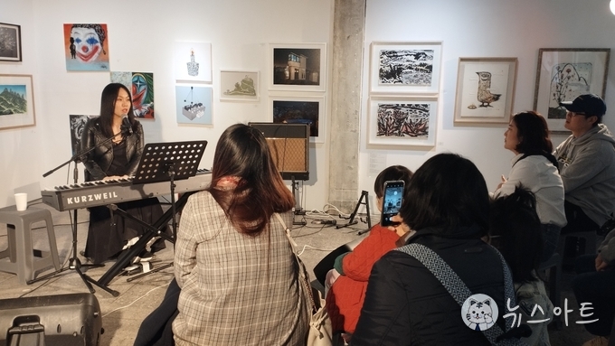 가수이자 보이는 라디오 DJ 고효경. 공연 중인 인디프레스갤러리에 팬들이 몰려들어 감미로운 음악과 소소하고 재미난 토크를 즐겼다.