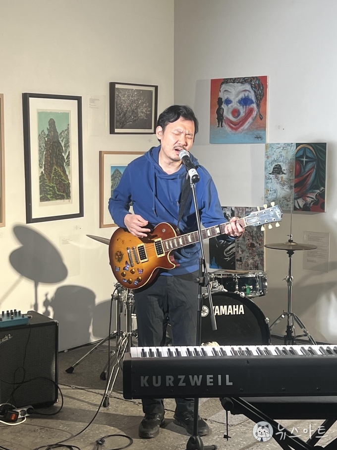 유동혁. 밴드 요괴인간 보컬 출신. 거칠고 강렬하지만 사람보다 더 사람다운 요괴 인간의 노래를 들려주었다.