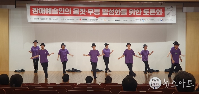 복장에 변화를 주고 대형에도 변화를 준다. 연령층도 다양하다. 