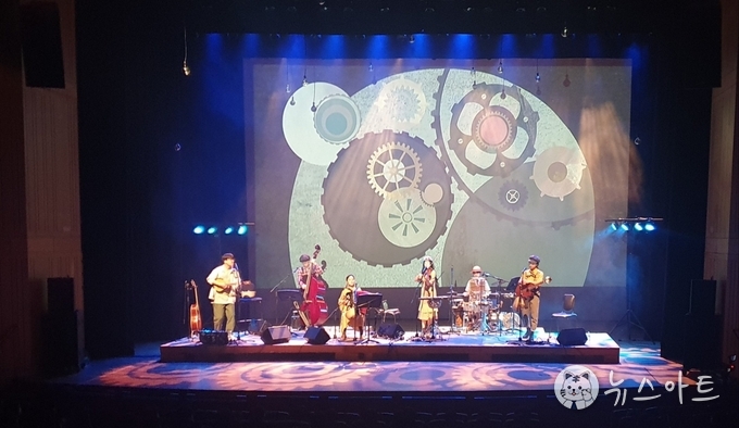 선정작 중 하나인 <음악으로 빚은 동화 콘서트, 집으로>를 공연 중이다.