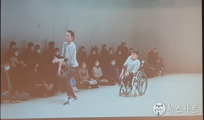 프로젝트 이인 공연 현장. 한국춤비평가협회로부터 상을 받았고, 독일 등에서도 공연 예정이다. 