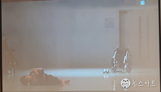 휠체어에서 내려온 원영. 그는 자신의 한계 너머가 아니라, 바로 그 한계에서 자신만의 춤을 추었다.
