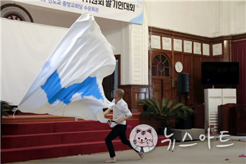 이삼헌 한국민족춤협회 이사장의 평화포퍼먼스. 사진 제공 평화선언 조직위.