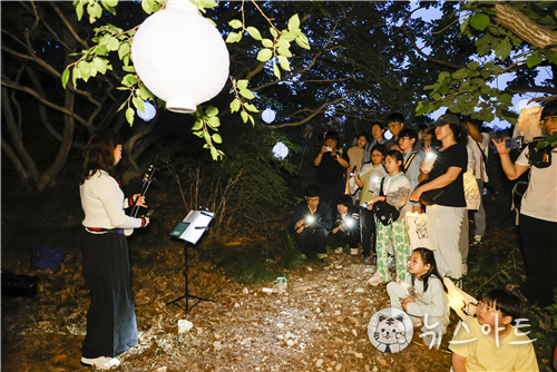 금정산에서 진행된 달빛걷기. 부산민예총 제공 사진.