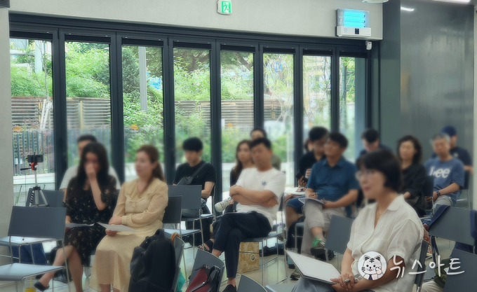 연극인들은 매 포럼마다 자리를 가득 채우면서 큰 관심을 보이고 있다.