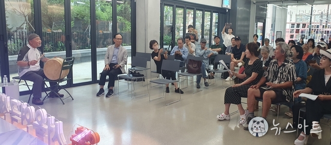 생활연극인들이 이태훈씨 장단에 맞춰 '맹진사댁 경사'의 한 소절을 부르는 중이다.