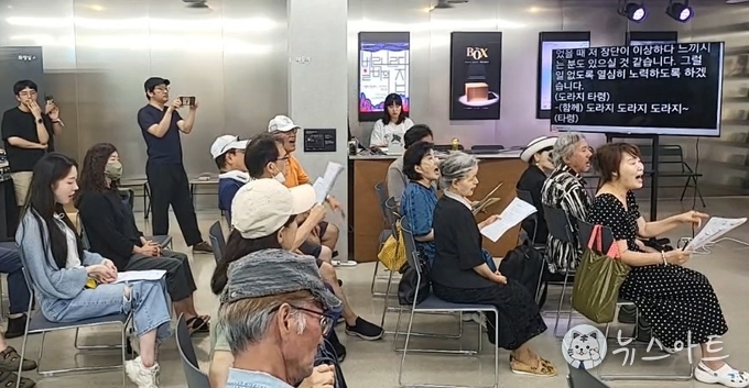 장단에 맞춰 도라지타령을 열창하는 생활연극인들.