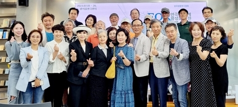 포럼을 마치고 생활연극인들과 전문연극인들이 함께 기념찰영을 하였다. 