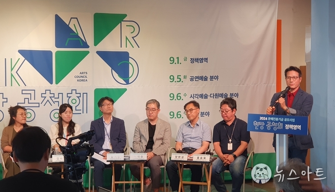 플로어 질문에 직접 답변하는 정병국위원장. 그는 공청회 내내 자리를 함께 하면서 현장 의견을 청취하였다. 