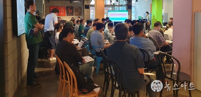 기둥 뒤 객석이 보이지 않는 사각지대까지 빼곡한 참가자들이 발표와 토론에 귀를 기울이고 있다. 