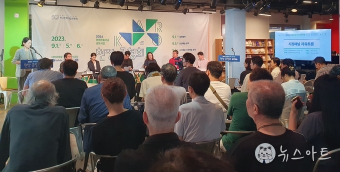 공연예술분야 공청회는 자리가 부족해 추가로 의자를 배치할 정도로 관심이 높았다. 질의 응답도 활발해 예정된 시간을 30분이나 넘겼고, 정병국위원장은 예산수립과정까지 설명해가면서 한정된 예산 배분의 어려움을 토로했다. 