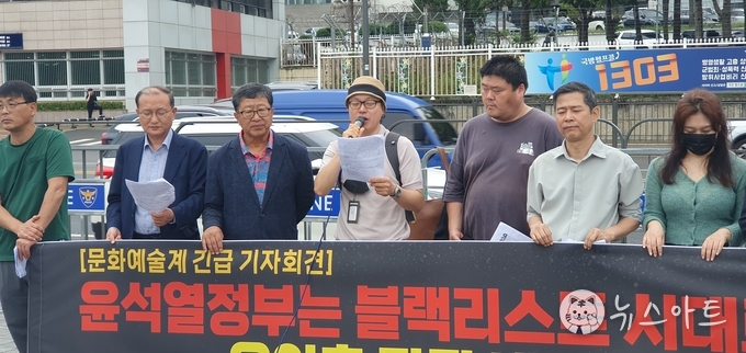 왼쪽부터 송경동 시인, 한국작가회의 권위상 위원장, 김홍기 부위원장, 민예총 이씬정석 사무국장과 이두찬 활동가