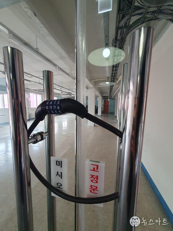 국립극단이 있던 자리는 텅 빈 채 잠겨 있다. 멀리 공연기획팀이라는 팻말이 보인다.