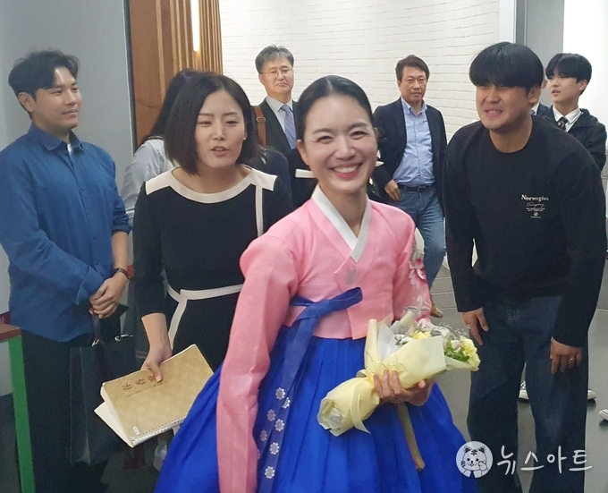 완창을 마치고 환하게 웃는 박가빈 명창, 뒤는 사회를 맡았던 명창의 친구이자 국립전통예술중학교 김서영 선생님.