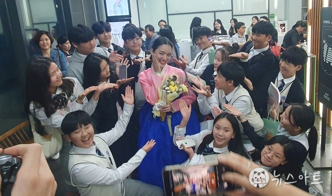 오늘의 주인공 박가빈 명창을 돋보이게 해야 한다면서 일제히 꽃받침을 만든 어린 제자들이다. 