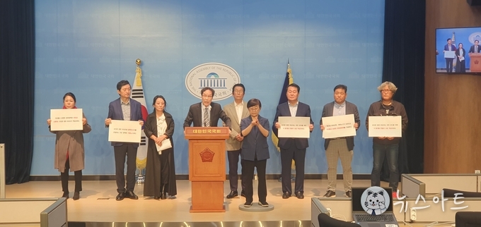 문화단체 및 예술인 공동지지 성명서를 읽고 있는 이대영 교수. 긴급히 만들어져서인가, 플래카드가 준비되지 않았다.