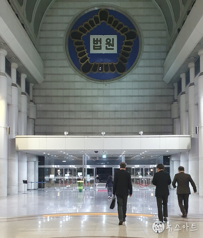 6시 20분 경 재판이 끝났다. 법원은 어떤 판결을 할 것인가?