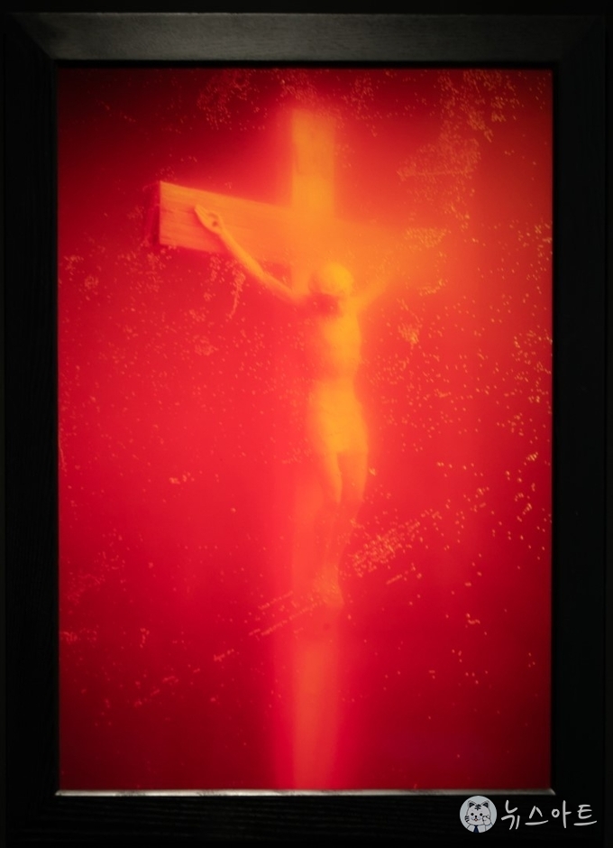 안드레스 세라노의 '오줌 예수(Piss Christ)' 전시 모습. ©Museu de l'Art Prohibit