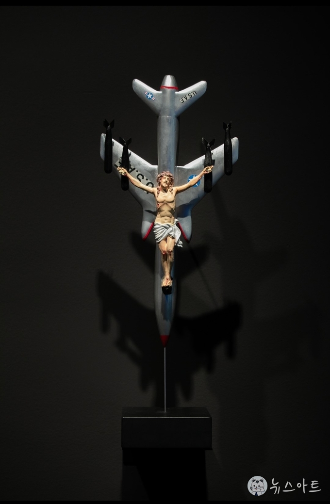 레온 페라리의 '서구문명과 기독교'가 전시된 모습. ©Museu de l'Art Prohibit