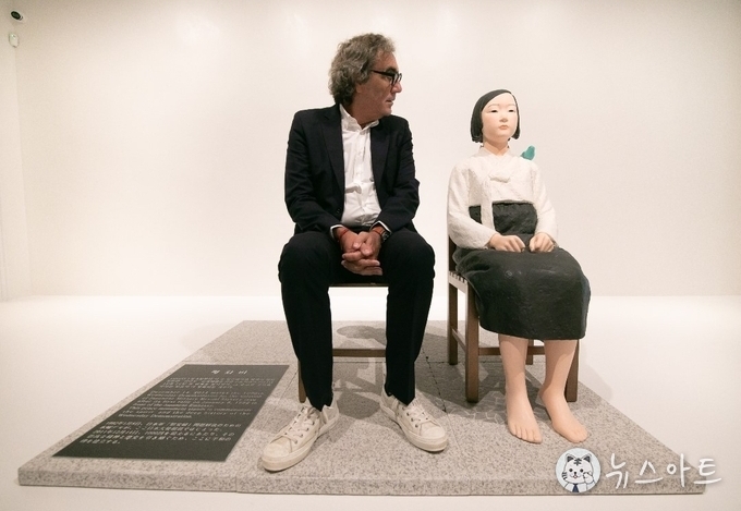 김서경 김운성 작가의 '소녀상' 전시 모습. 소녀상 옆에 타초 베넷이 앉아 있다. ©Museu de l'Art Prohibit