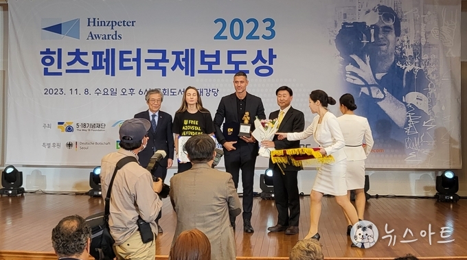 시상식 장면. 수상자가 들고 있는 트로피를 김서경·김운성 작가가 제작했다.