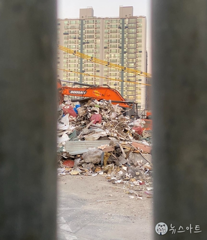 가림막 틈새로 보이는 아카데미 극장 철거 현장. 기사의 사진은 모두 정윤희 블랙리스트후 디렉터가 제공했다. 