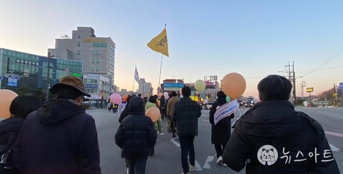 갑자기 추워진 날씨에 해마저 기울고 있다. 