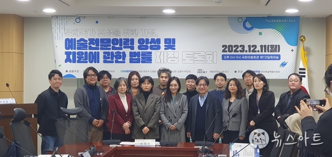 최소 3시간 동안 지정 토론에만 13명이 참석한 대형 토론회였다. 
