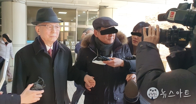 선고공판을 마치고 법원을 나서는 김기춘 전 청와대 비서실장