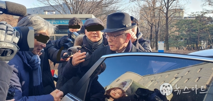 측근들과 인사를 나누는 김기춘 전 청와대 비서실장